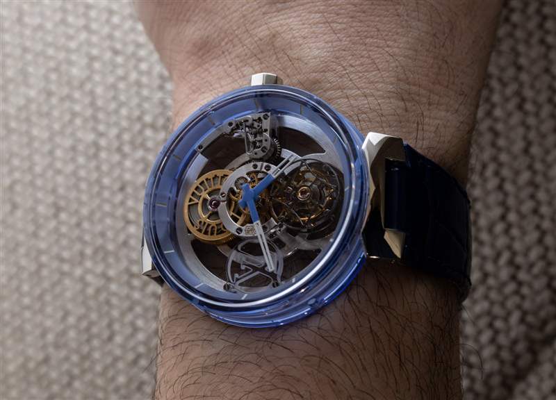 動手操作：路易威登 Tambour Moon Flying Tourbillon Poincon de Geneve 藍色藍寶石腕表