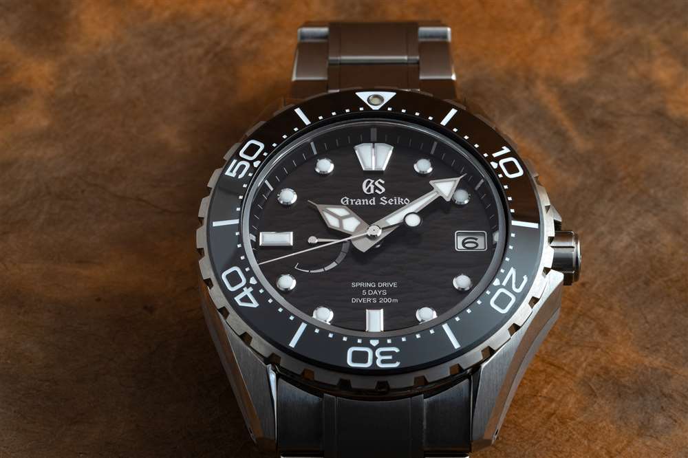 全新 Grand Seiko Spring Drive Diver SLGA015 平面生活方式圖片。