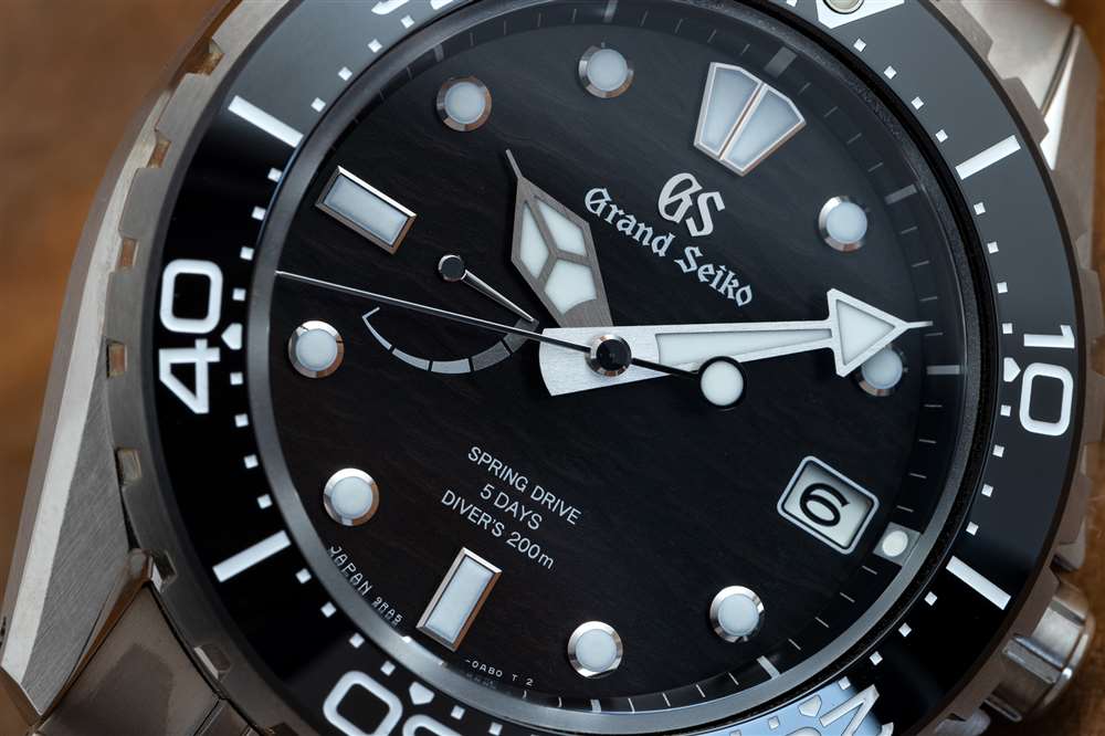 全新 Grand Seiko Spring Drive Diver SLGA015 表盤特寫。