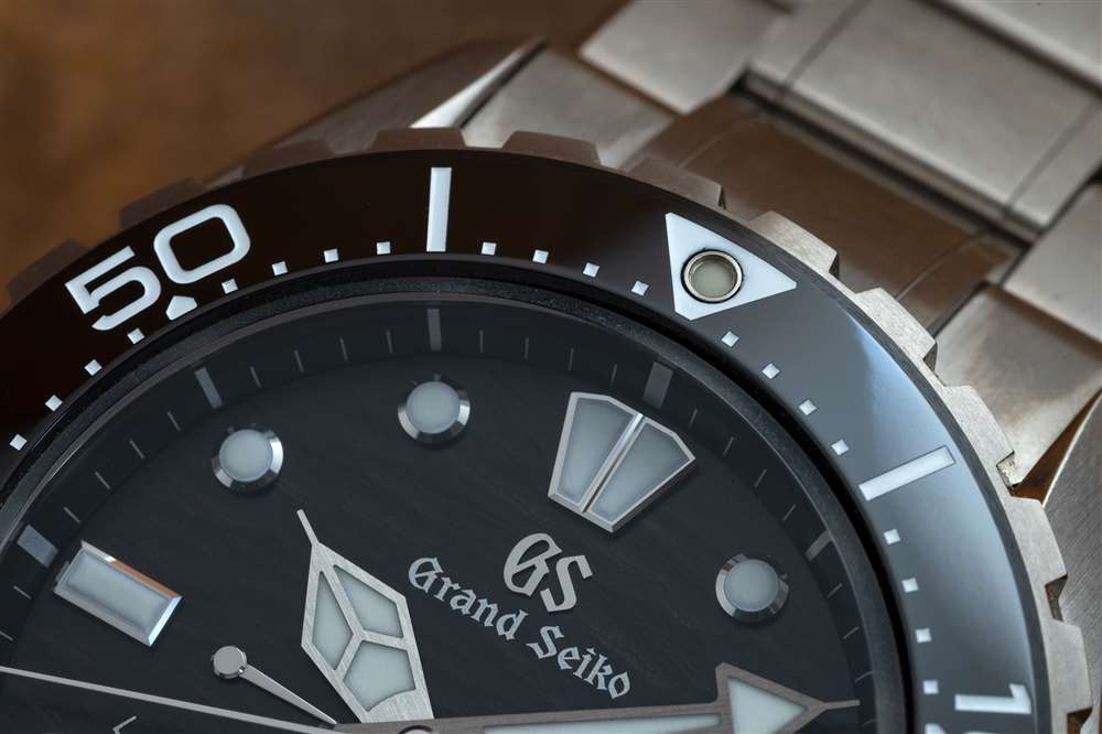 新款 Grand Seiko Spring Drive Diver SLGA015 表圈特寫。