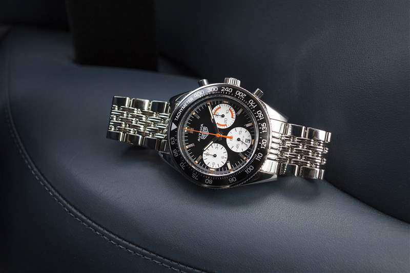 泰格豪雅 Autavia Calibre Heuer 02 For HODINKEE 斜倚在汽車前座上。