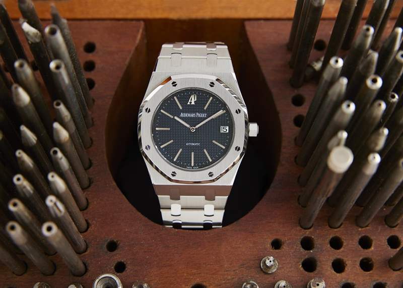 Audemars Piguet 皇家橡樹銀禧限量版 14802ST.OO.0944ST.01 豎立在一個裝滿小螺絲刀的抽屜里。