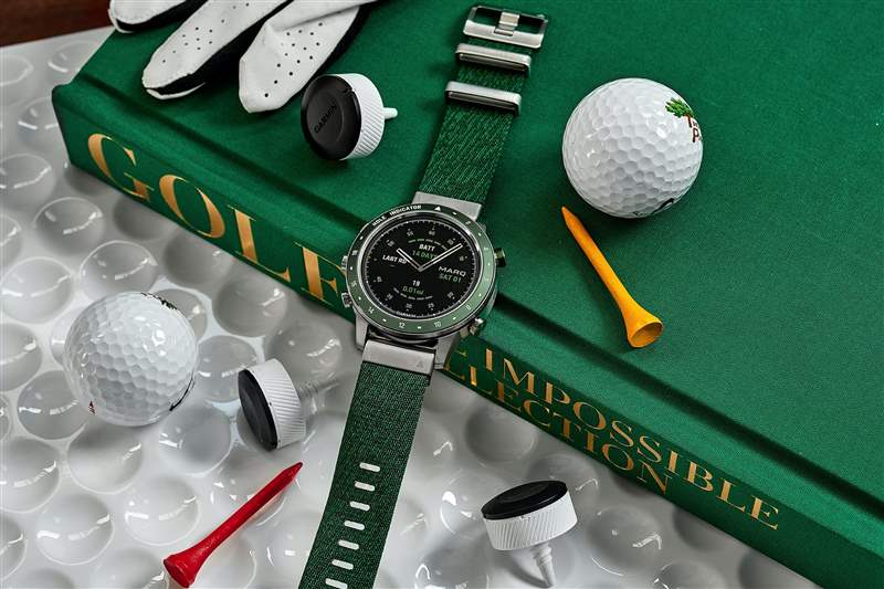 Garmin MARQ Golfer 46mm 放置在 Assouline 的“Golf：The Impossible Collection”之上，周圍擺放著各種高爾夫用具。