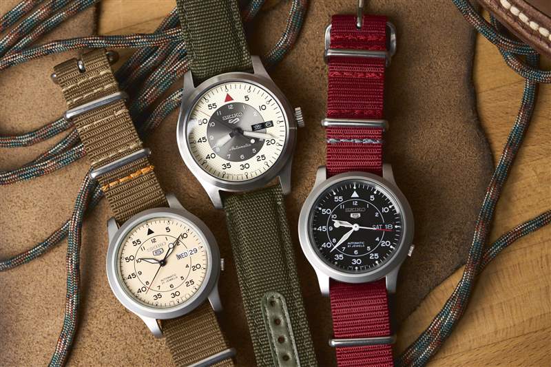 Seiko 5 Sports × Worn & Wound 10 周年限量版與兩款老款 Seiko 5 型號相鄰