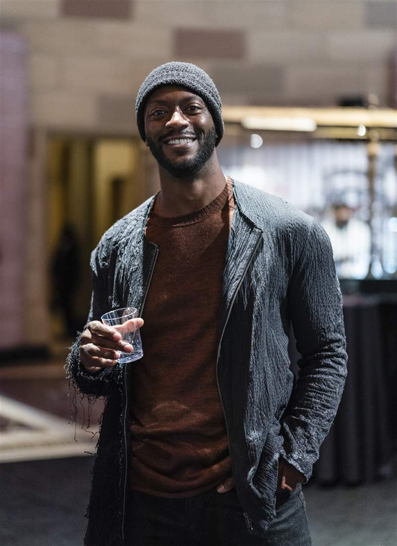 拿著塑料杯的演員 Aldis Hodge