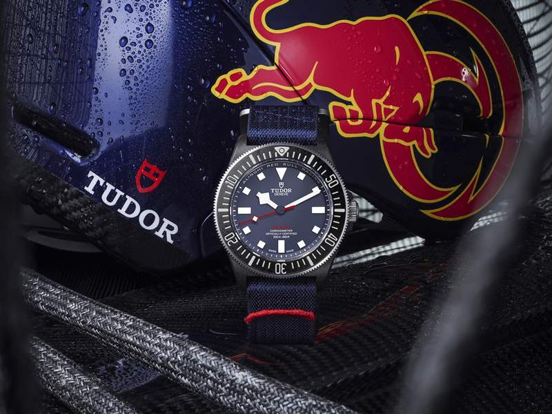 『新表』帝舵推出Pelagos FXD Alinghi Red Bull Racing Edition大三針腕表和計時碼表：碳復(fù)合材料表殼，藍白灰帆船色