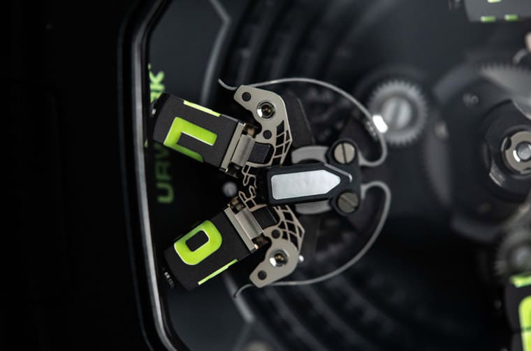 URWERK UR-120系列改換黑色造型詮釋創(chuàng)意衛(wèi)星轉(zhuǎn)頭顯時(shí)技術(shù)