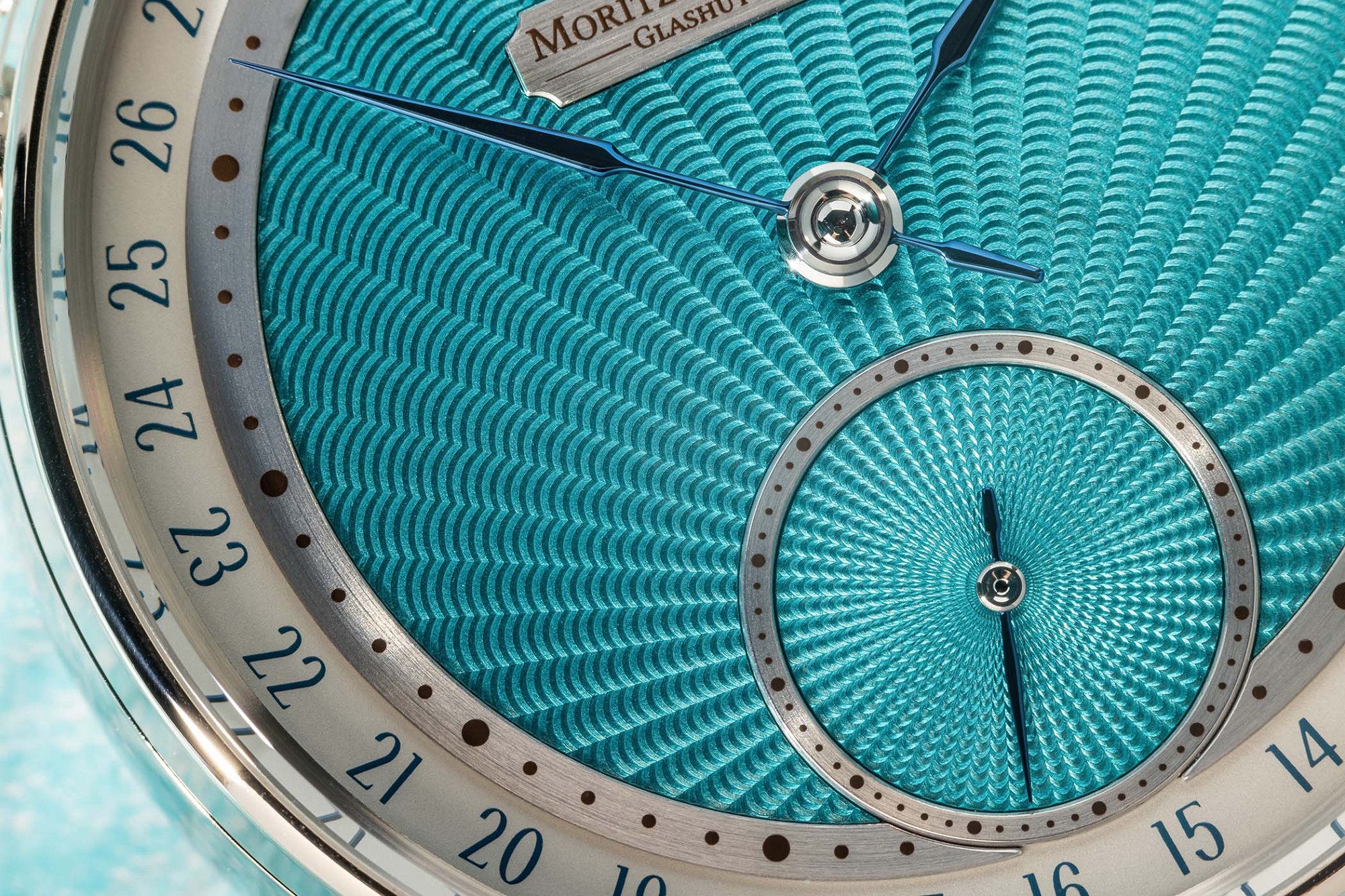 Moritz Grossmann推出Date Turquoise小三針日歷腕表：綠松石色璣鏤紋表盤